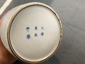 Un vase en porcelaine de Chine en bleu et blanc &agrave; d&eacute;cor d'un ph&eacute;nix, 19/20&egrave;me